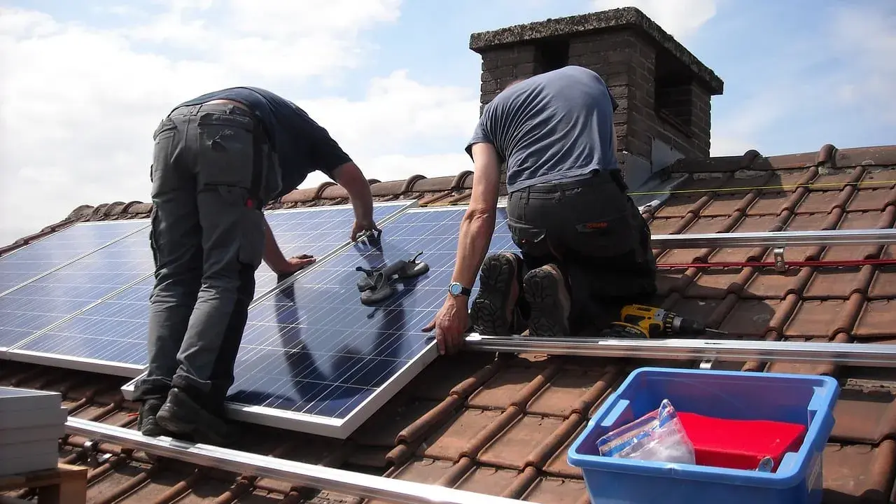 Installation de panneaux solaires sur un toit. Une étape pour la déclaration préalable panneaux solaires.