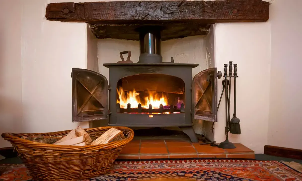 Un insert cheminée moderne, idéal pour ma prime rénov, diffuse une douce chaleur. Un panier de bois à côté promet des soirées cosy.
