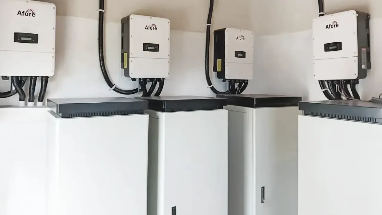 Plusieurs onduleurs Afore sont installés au-dessus de caissons blancs. Ces appareils sont essentiels pour la définition d'un onduleur dans un système d'énergie solaire.