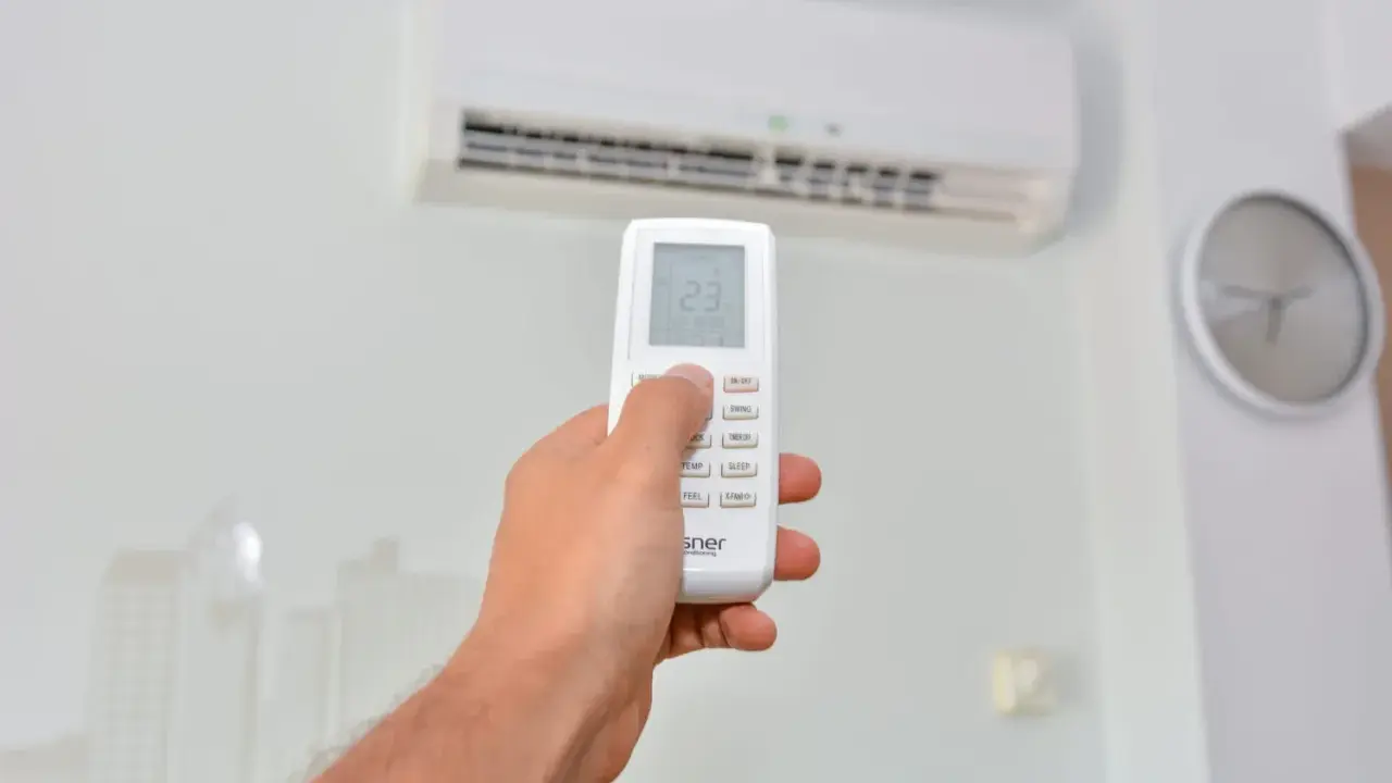 Main tenant utilise la télécommande de son clim Fujitsu. Le voyant timer clignote 2 fois, indiquant un problème.