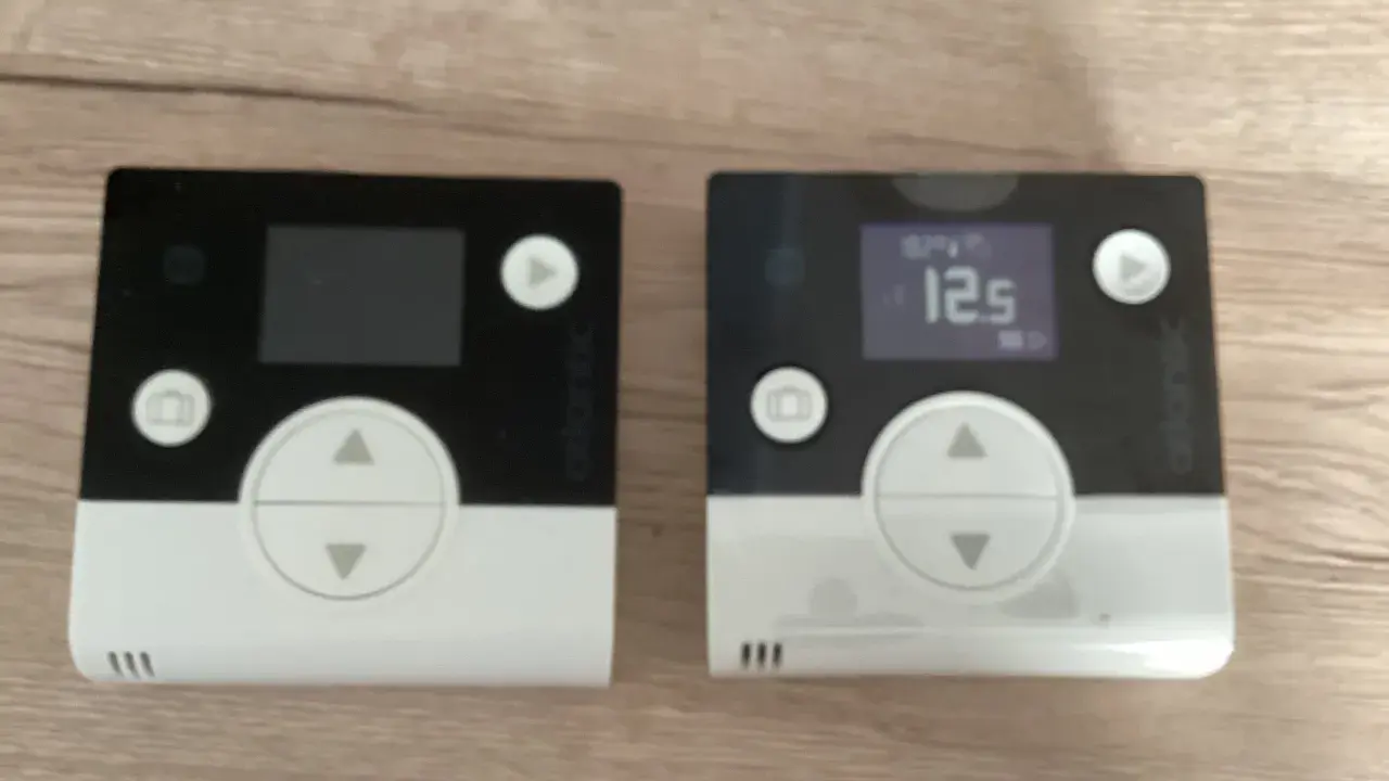 Deux thermostats Atlantic Navilink A59, parfaits pour la programmation horaire de votre chauffage.