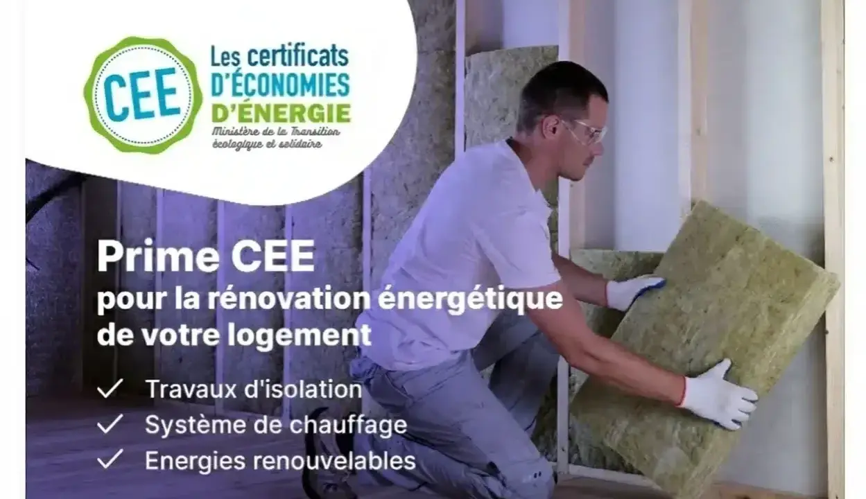 Un ouvrier installe de l'isolant dans un mur. La prime CEE aide à la rénovation énergétique de votre logement.