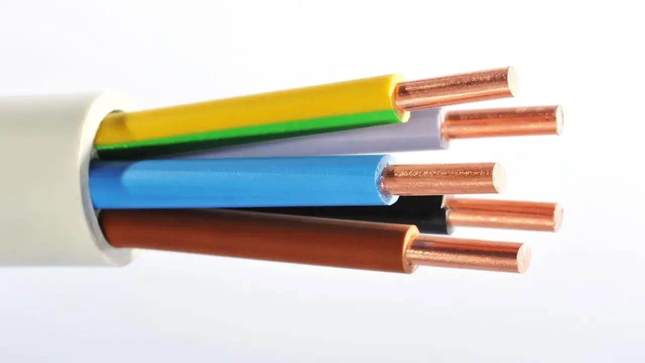 Câble électrique multiconducteur avec fils de cuivre apparents. Utile pour déterminer quelle section câble pour PAC 11 kW.