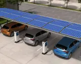 Voiture électrique en charge sous un abri solaire. L'aide panneau photovoltaïque alimente les bornes de recharge pour un avenir durable.