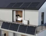 Panneaux solaires sur un toit et une terrasse, connectés à une batterie Jackery. Un avis sur un panneau solaire plug and play.