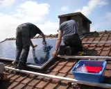 Installation de panneaux solaires sur un toit. Une étape pour la déclaration préalable panneaux solaires.