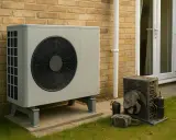 Unité extérieure moderne d'une pompe à chaleur, symbolisant la fiabilité et l'efficacité énergétique. À côté, un ancien appareil usagé.