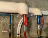 Système de chauffage avec tuyaux isolés. Une vanne marquée "REMPLISSAGE" est visible.