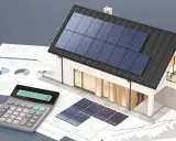 Maison avec panneaux solaires sur le toit et au sol, entourée de graphiques et d'une calculatrice pour le calcul ensoleillement toiture.