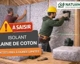 Pose d'isolant en laine de coton dans un chantier. Offre spéciale "À saisir" sur cet isolant naturel.