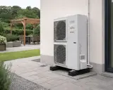 Unité extérieure d'une pompe à chaleur Fujitsu Atlantic, installée sur une terrasse. L'image suggère la fiabilité et la durée de vie d'une pompe à chaleur.