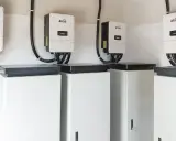Plusieurs onduleurs Afore sont installés au-dessus de caissons blancs. Ces appareils sont essentiels pour la définition d'un onduleur dans un système d'énergie solaire.