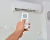 Main tenant utilise la télécommande de son clim Fujitsu. Le voyant timer clignote 2 fois, indiquant un problème.