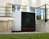 Unité extérieure d'une pompe à chaleur hybride. Son inconvénient : le bruit potentiel.