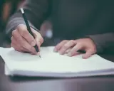 Main tenant rédige une demande d'autorisation pour une toiture en bac acier.