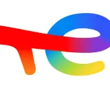 Le logo de cee total energie, un ruban multicolore rouge, orange, jaune, vert, bleu et violet, forme un "T" et un "E" stylisés.