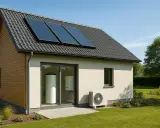 Maison moderne avec panneaux solaires sur le toit et unité extérieure d'un système solaire combiné.