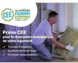 Un ouvrier installe de l'isolant dans un mur. La prime CEE aide à la rénovation énergétique de votre logement.
