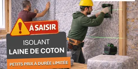 Pose d'isolant en laine de coton dans un chantier. Offre spéciale "À saisir" sur cet isolant naturel.