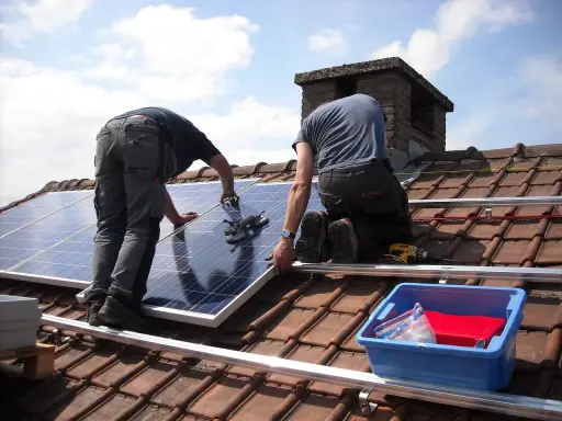 Installation de panneaux solaires sur un toit. Une étape pour la déclaration préalable panneaux solaires.