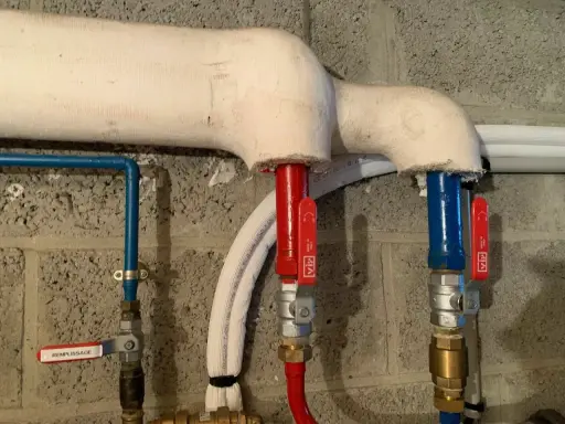 Système de chauffage avec tuyaux isolés. Une vanne marquée "REMPLISSAGE" est visible.