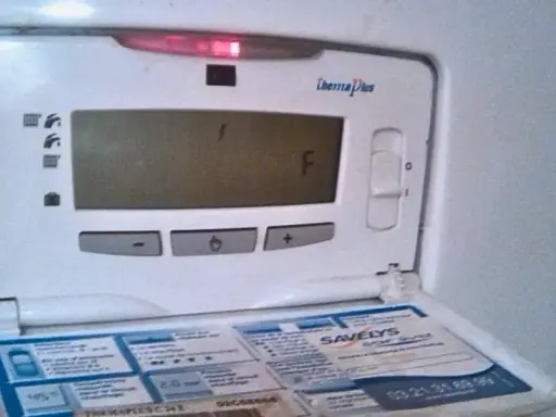 Écran d'une pompe à chaleur Saunier Duval affichant un code d'erreur "F", indiquant un problème.