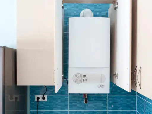 Chaudière gaz blanche installée dans une niche murale. Découvrez quelle prime pour remplacement chaudière gaz.