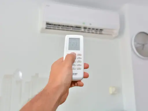 Main tenant utilise la télécommande de son clim Fujitsu. Le voyant timer clignote 2 fois, indiquant un problème.