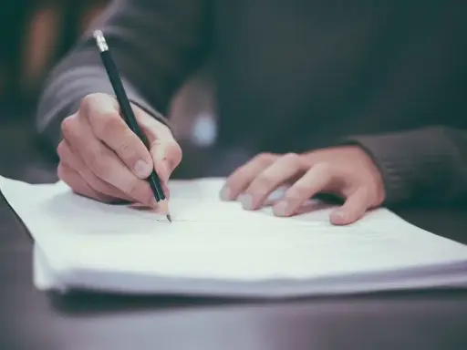 Main tenant rédige une demande d'autorisation pour une toiture en bac acier.
