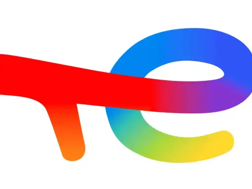Le logo de cee total energie, un ruban multicolore rouge, orange, jaune, vert, bleu et violet, forme un "T" et un "E" stylisés.