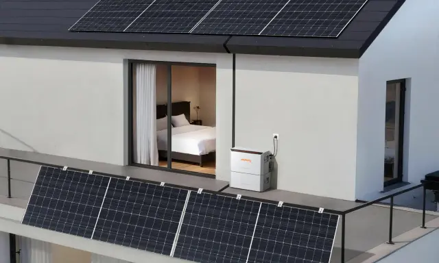 Panneaux solaires sur un toit et une terrasse, connectés à une batterie Jackery. Un avis sur un panneau solaire plug and play.
