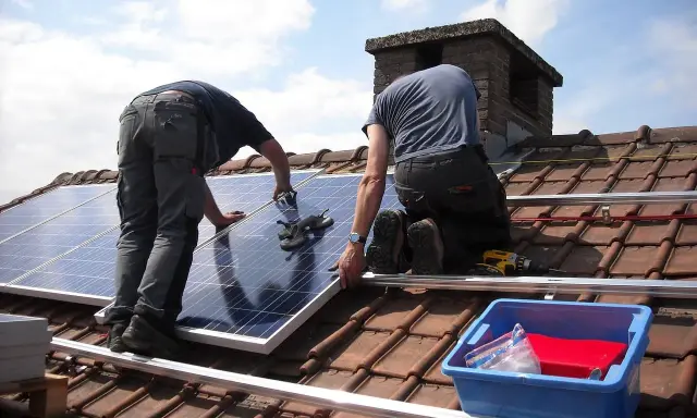 Installation de panneaux solaires sur un toit. Une étape pour la déclaration préalable panneaux solaires.