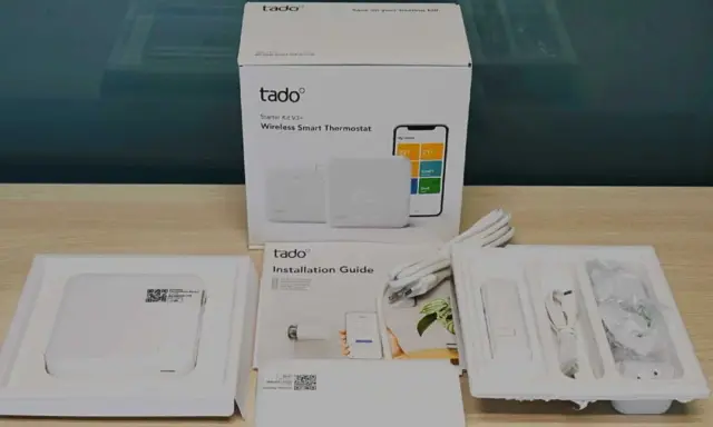 Kit de thermostat connecté Tado, prêt à installer pour une maison plus intelligente et des économies d'énergie.