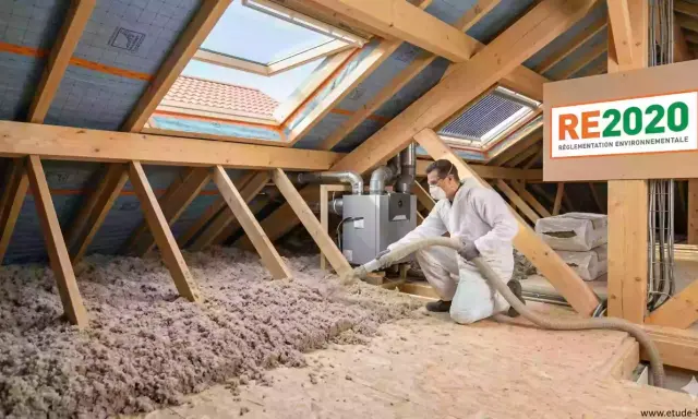 Pose de laine de verre 2 couches dans un grenier pour une isolation optimale, conforme à la RE2020.