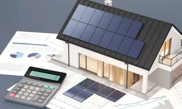 Maison avec panneaux solaires sur le toit et au sol, entourée de graphiques et d'une calculatrice pour le calcul ensoleillement toiture.