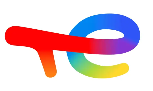 Le logo de cee total energie, un ruban multicolore rouge, orange, jaune, vert, bleu et violet, forme un "T" et un "E" stylisés.