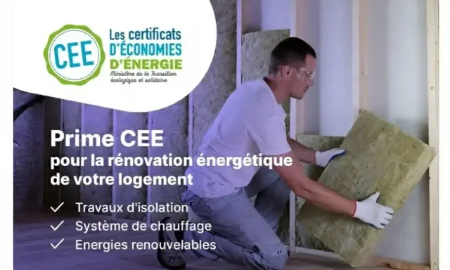Un ouvrier installe de l'isolant dans un mur. La prime CEE aide à la rénovation énergétique de votre logement.