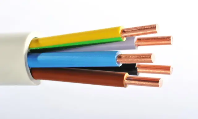 Câble électrique multiconducteur avec fils de cuivre apparents. Utile pour déterminer quelle section câble pour PAC 11 kW.