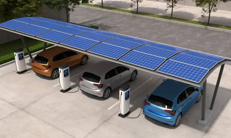 Voiture électrique en charge sous un abri solaire. L'aide panneau photovoltaïque alimente les bornes de recharge pour un avenir durable.