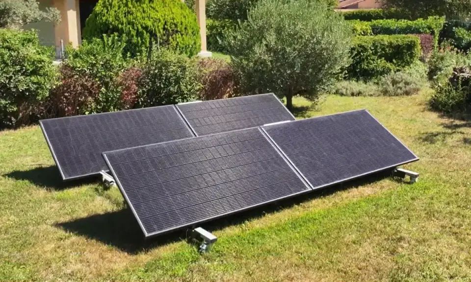Panneaux solaires sur pelouse, promesse de rentabilité panneau solaire autoconsommation. Jardin verdoyant, maison en arrière-plan.