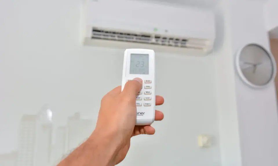 Main tenant utilise la télécommande de son clim Fujitsu. Le voyant timer clignote 2 fois, indiquant un problème.