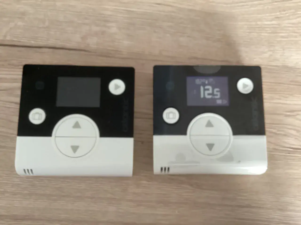 Deux thermostats Atlantic Navilink A59, parfaits pour la programmation horaire de votre chauffage.
