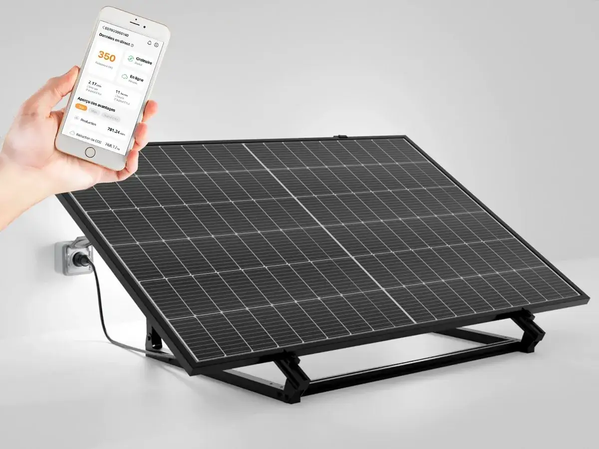 Panneau solaire et smartphone affichant la rentabilité du panneau solaire autoconsommation.