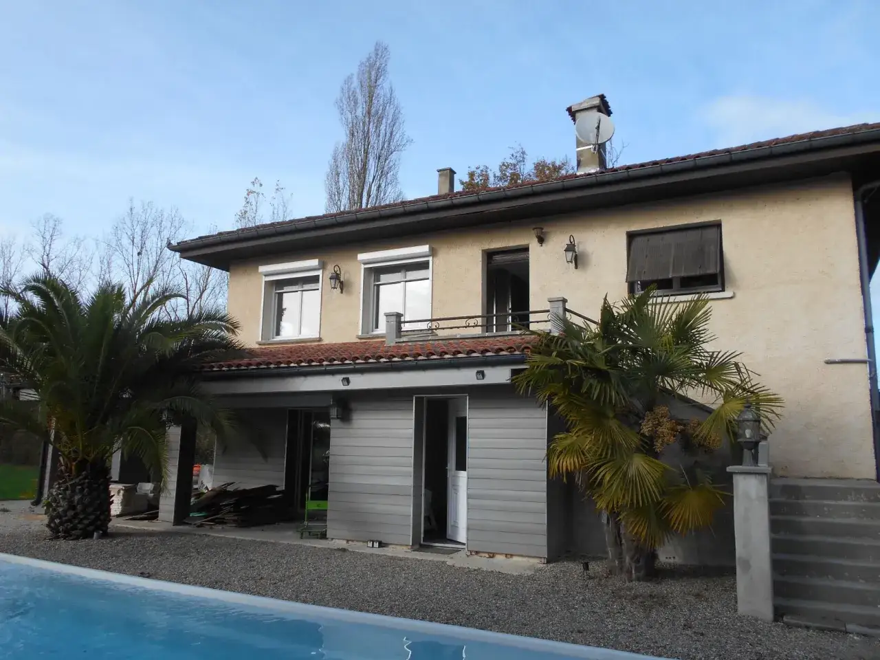Maison avec piscine, palmiers et travaux en cours. Peut-&ecirc;tre des r&eacute;novations financ&eacute;es par un &eacute;co-ch&egrave;que Occitanie ?