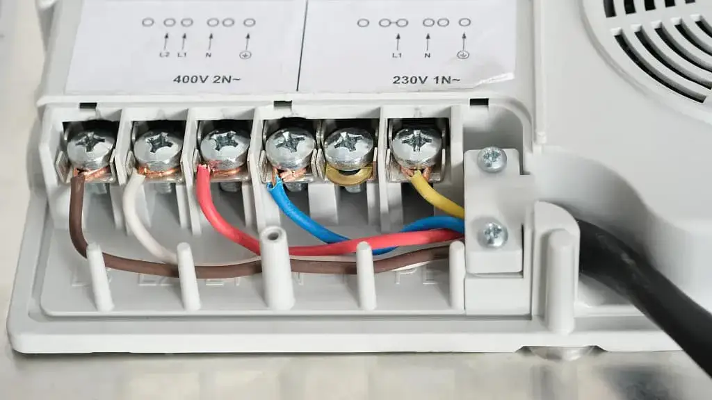 Connexion &eacute;lectrique d'une PAC 11 kW. Les fils sont bien fix&eacute;s dans les borniers. Quelle section c&acirc;ble pour PAC 11 kW ?