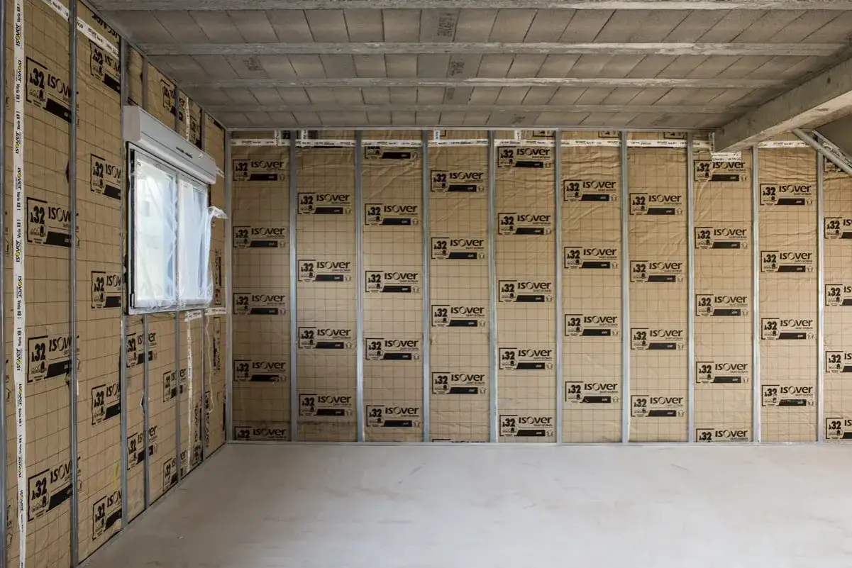 Murs en cours d'isolation intérieure avec panneaux Isoler. Le prix m2 isolation intérieur dépend de ces matériaux.