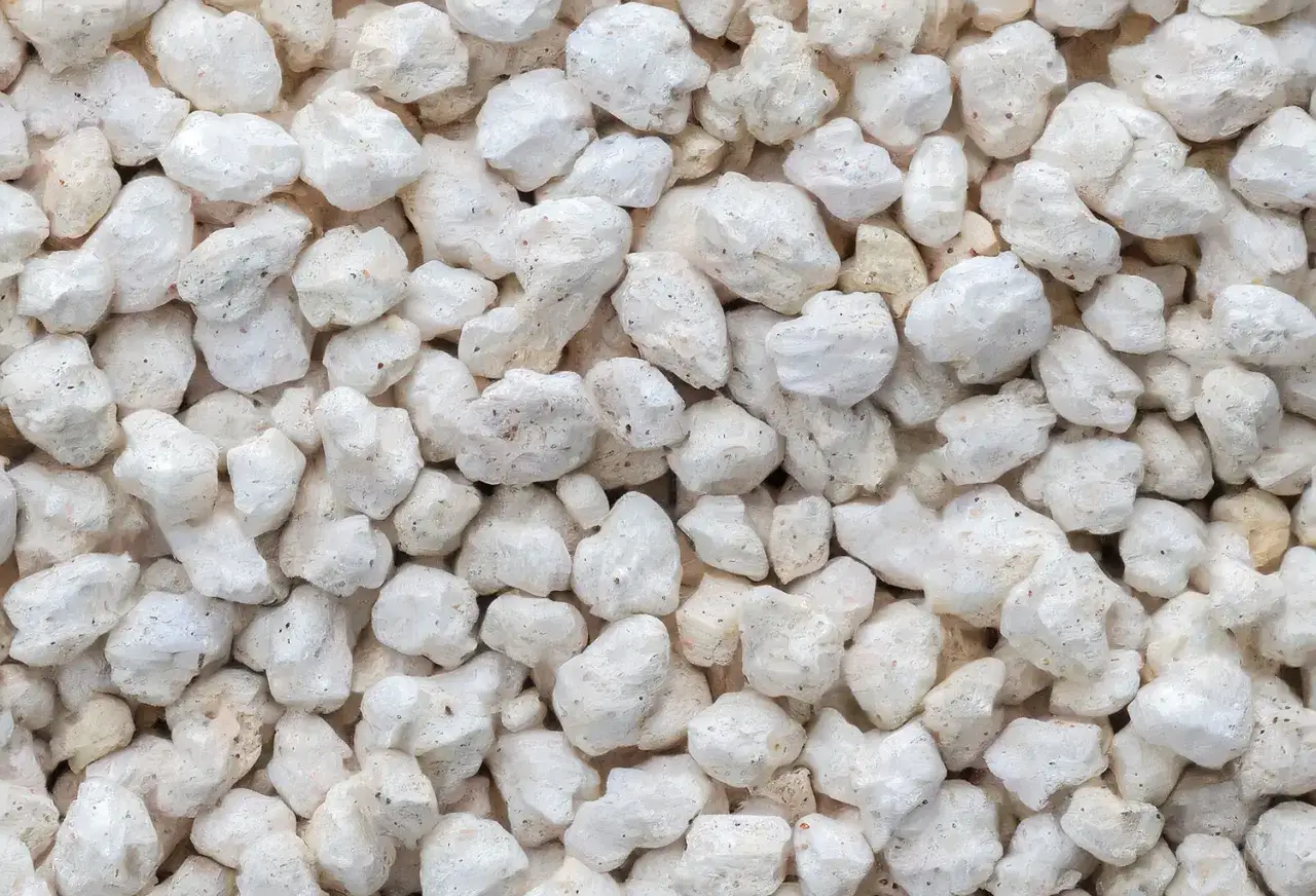 Gros plan sur une texture de perlite exfoli&eacute;e, ces petits granul&eacute;s blancs et poreux sont parfaits pour l'a&eacute;ration des sols.