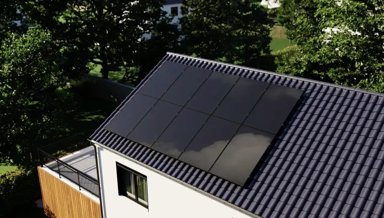Vue a&eacute;rienne d'une maison avec des panneaux solaires noirs sur le toit, pr&ecirc;ts pour une demande de travaux.