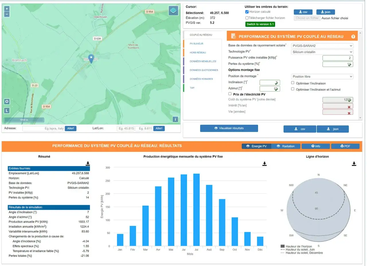 Simulation de calcul ensoleillement toiture pour un syst&egrave;me PV. Les r&eacute;sultats montrent la production annuelle et mensuelle.