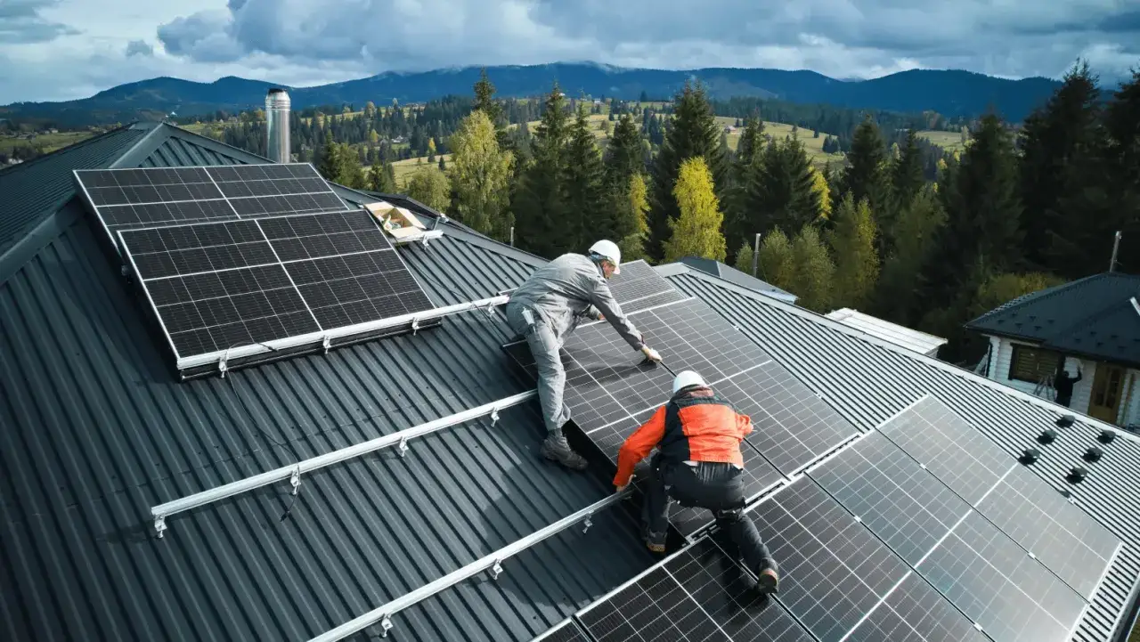 Installation de panneaux solaires sur un toit, optimisant la puissance solaire pour un avenir durable.